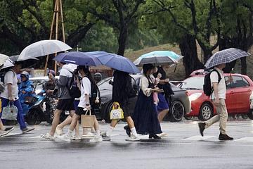 天氣不穩定易有強降雨出現 臺南、高雄地區慎防局部大雨