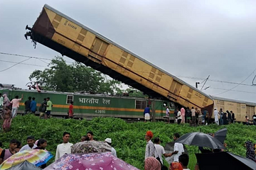 印度火車相撞至少15死...初判貨運「沒看號誌」撞上載客列車