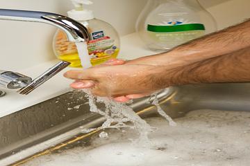 圖方便 洗碗精用來洗手去油漬 食藥署：易引發接觸性皮膚炎