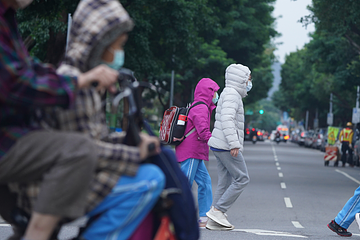 台灣人冬季超愛這穿搭！「羽絨衣」滿大街 網笑：是台灣氣候標配