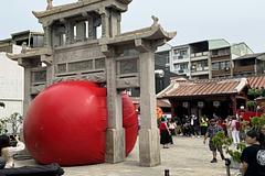大型藝術裝置「紅球計畫」風神廟接官亭啟動 連十天現身台南各大景點