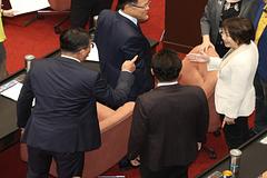 表決又輸！范雲到座位旁吼「不滿民眾黨未投票」 黃國昌怒：我欠你喔？