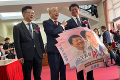 韓國瑜撐傘進議會...嗨喊「禿子打傘、無法無天」 親友團高喊：選總統