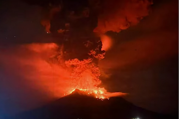 破萬人須撤離！印尼火山5連噴...機場因「火山灰」暫時關閉