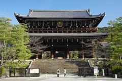 又傳古蹟遭破壞！京都知恩院國寶「三門」木柱遭刻字 日警展開調查