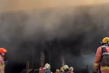 深坑工廠大火 惡臭濃煙隨風飄散 民眾湧入雙北市長臉書質疑