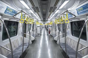 緩解尖峰人潮 首爾地鐵明年起將試行「無座位車廂」