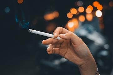 仿效紐西蘭反菸措施 英國首相有意「逐漸提高合法吸菸年齡」