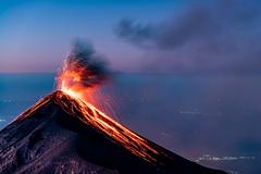 印尼魯昂火山「噴發不停」恐引海嘯！當局：永久撤離近萬名居民