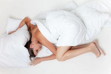 「側躺才能睡」一躺平就腰痛？專家提2方法可舒緩